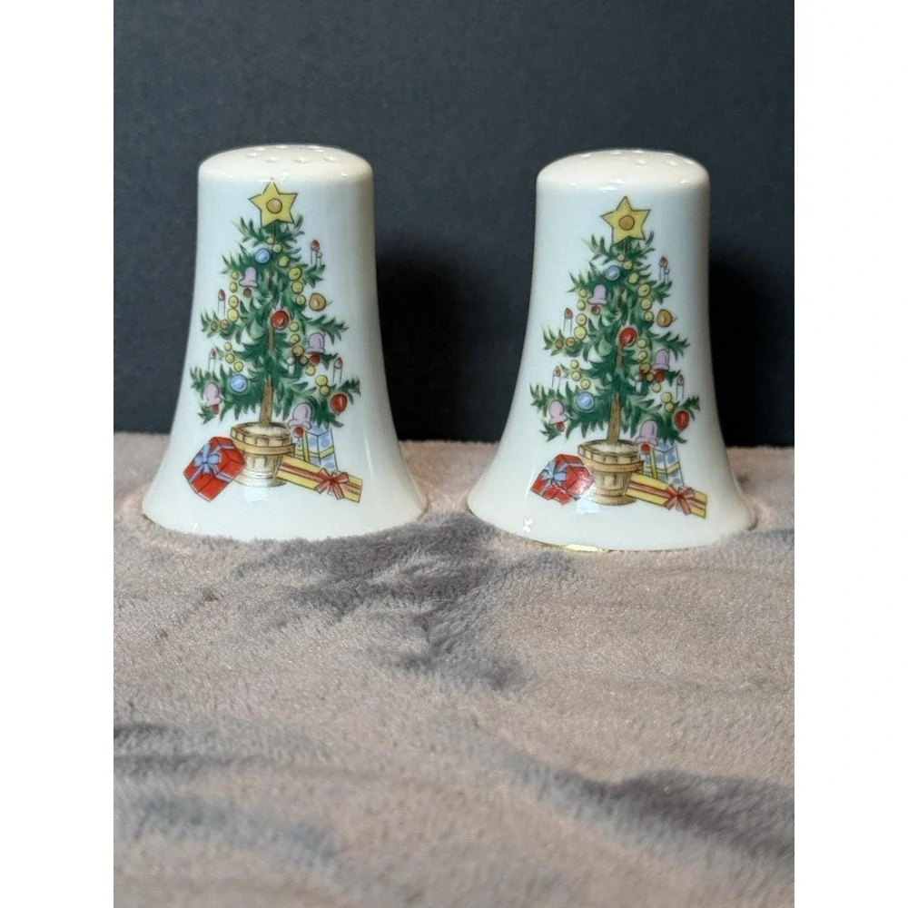 Vintage Lefton salt and pepper shakers Christmas tree Holly retro‎ cottage Farm